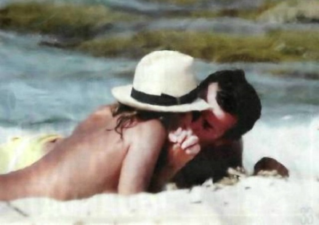 Le vacanze di Gori e la bella Parodi? Insieme in una spiaggia di nudisti