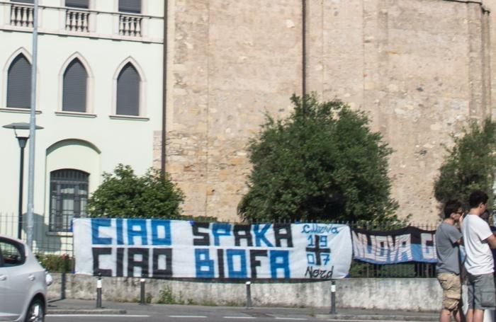 Il dolore silenzioso degli ultrà per i due amici caduti in montagna
