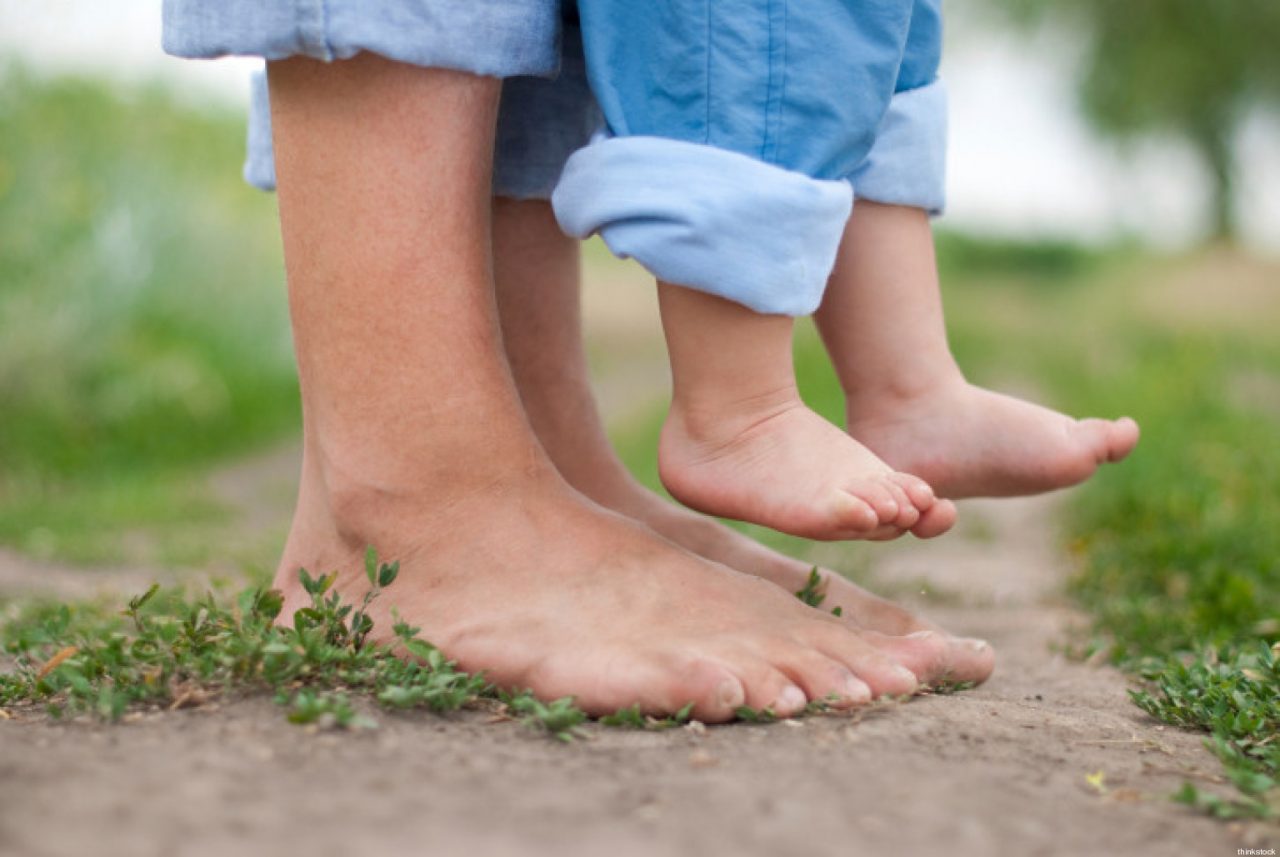 Camminiamo tutti a piedi nudi! Gli esperti dicono che fa benissimo
