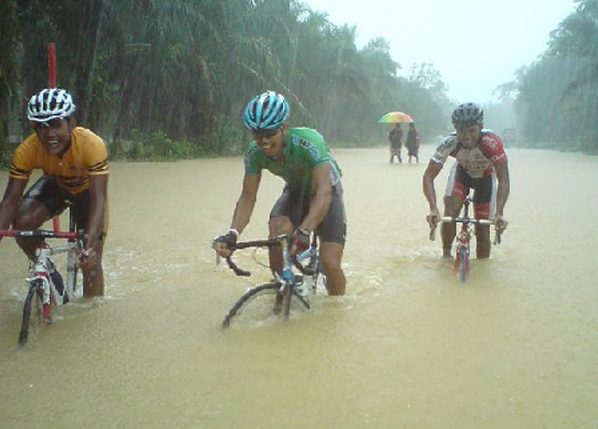 pedalando-nella-pioggia