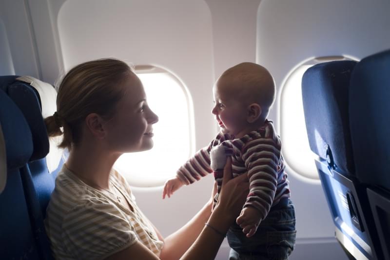 viaggiare-in-aereo-con-un-neonato