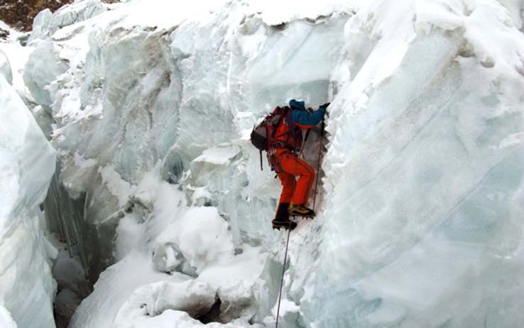 Simone Moro, impegnato nel tentativo di prima scalata 'invernale' del Gasherbrum II (8.035 metri), nel Karakorum pachistano, in una immagine che lo ritrae vicino ad un crepaccio alla base della montagna. Partito la notte scorsa da campo 3, a circa 7.000 metri di quota, l'alpinista bergamasco ha raggiunto all'alba di oggi la vetta del Gasherbrum II (8.035 metri) compiendo così la prima scalata assoluta nella stagione invernale di un Ottomila in Pakistan. Con lui c'erano anche il kazako Denis Urubko e lo statunitense Cory Richards. ANSA/ GENTILE CONCESSIONE SITO SIMONE MORO +++ EDITORIAL USE ONLY - NO SALES+++