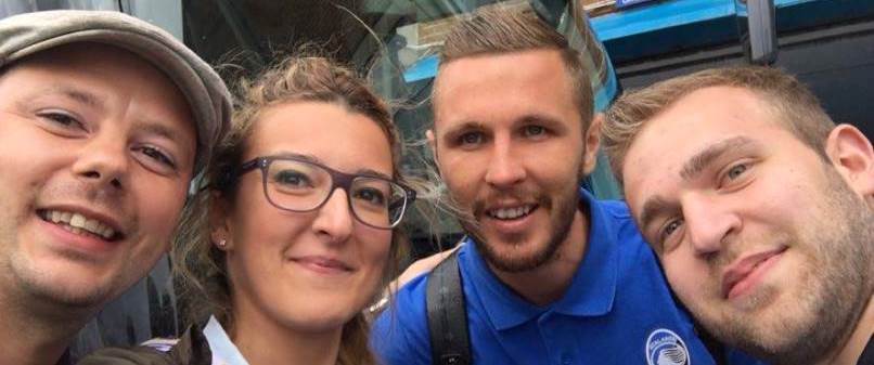 La gioia della hostess Ryanair e degli altri atalantini a Leeds