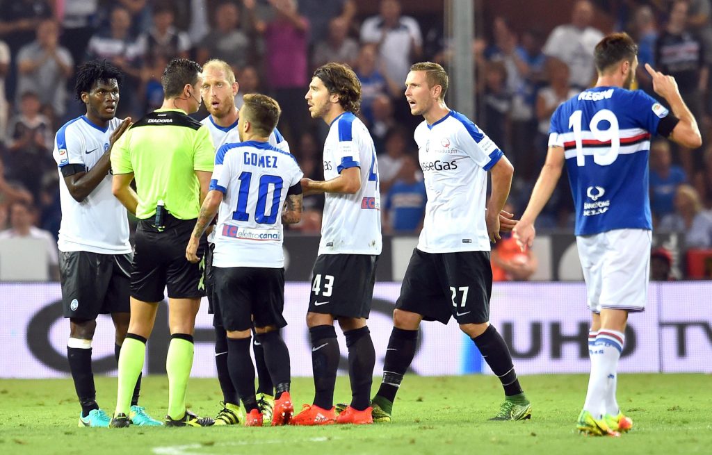 Atalanta's players complain with Italian referee Daniele Doveri after he has shown a red card to Atalantas Chilean midfielder Carlos Emilio Carmona during the Italian Serie A soccer match Uc Sampdoria vs Atalanta Bergamasca Calcio at Luigi Ferraris Stadium in Genoa, Italy, 28 August 2016 ANSA/SIMONE ARVEDA