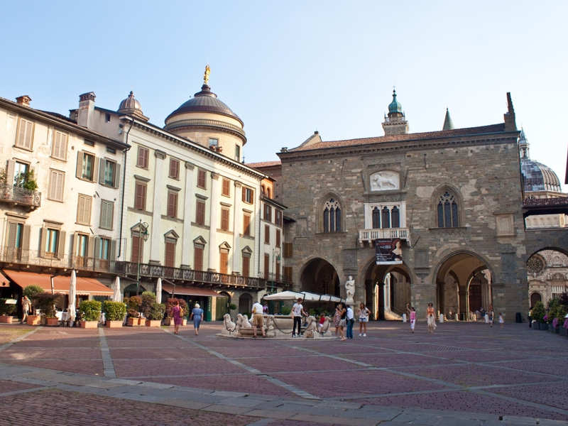 Bergamo_-_Piazza_Vecchia_e_Palazzo_della_Ragione_-_Matyas_Rehak_Shutterstock_800