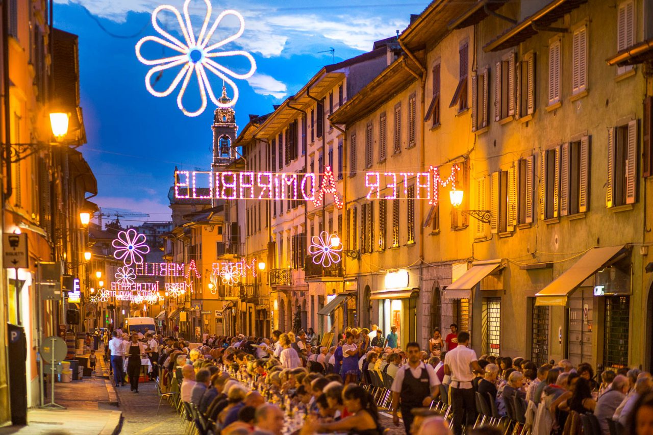 La tavolata da 450 nel Borgo Le foto e i sorrisi di chi c’era