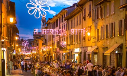 La tavolata da 450 nel Borgo Le foto e i sorrisi di chi c'era