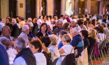 Successone per la cena in strada a Borgo Santa Caterina: biglietti andati a ruba