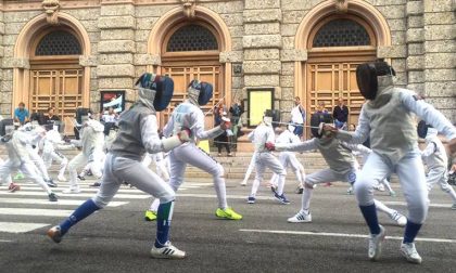 La scherma bergamasca in piazza Un flashmob a suon di stoccate
