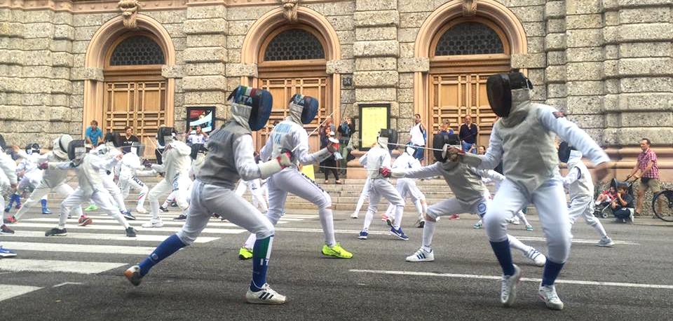 La scherma bergamasca in piazza Un flashmob a suon di stoccate
