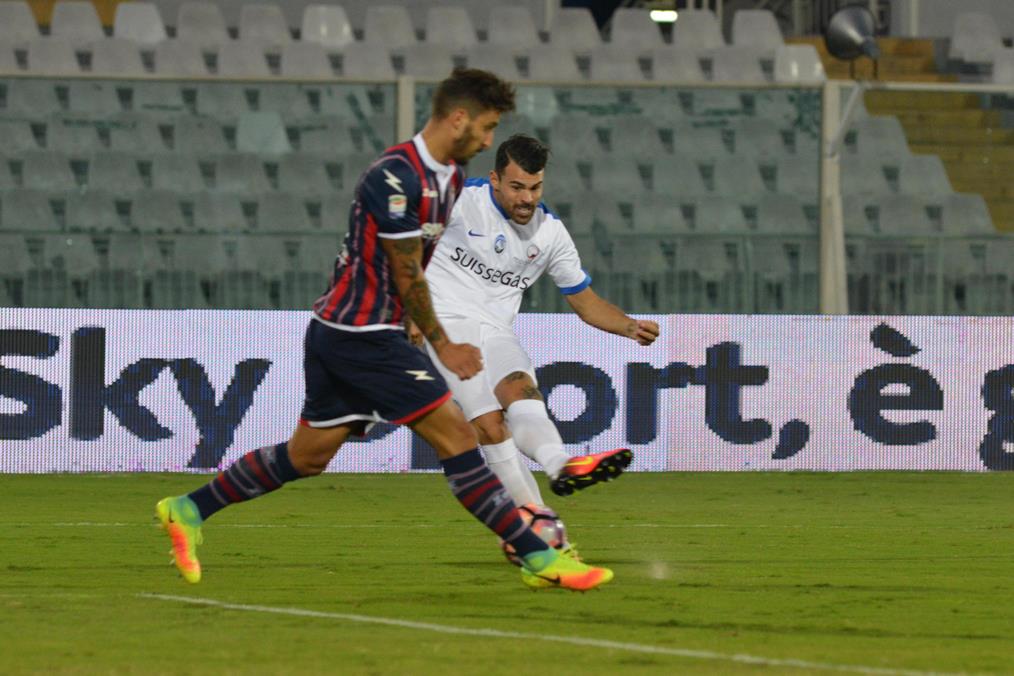 Atalanta's forward Andrea Petagna.(L) scores the goal 1-0 during the Italian Serie A soccer match FC Crotone vs Atalanta Bergamasca Calcio at Adriatico G. Cornacchia stadium in Pescara, Italy, 26 September 2016. ANSA/CLAUDIO LATTANZIO