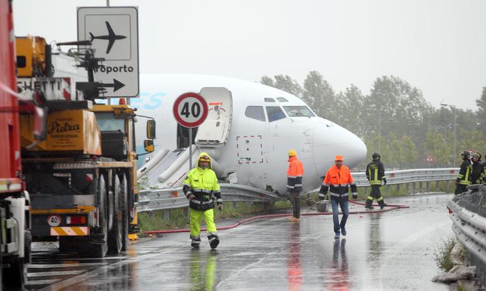 Cos’è successo davvero all’aereo finito sulla tangenziale a Orio