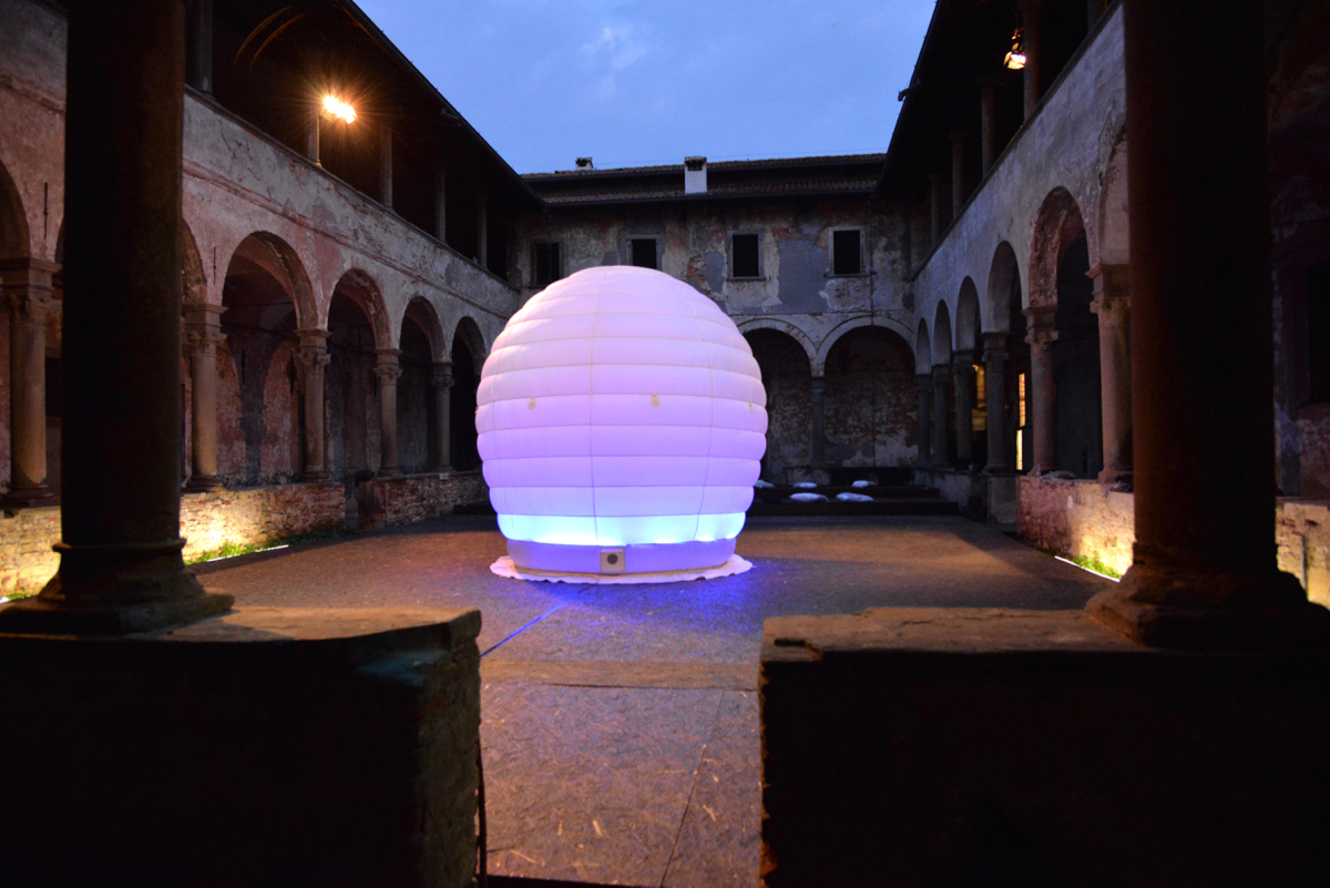 La macchina che raccoglie sogni al centro del Monastero del Carmine