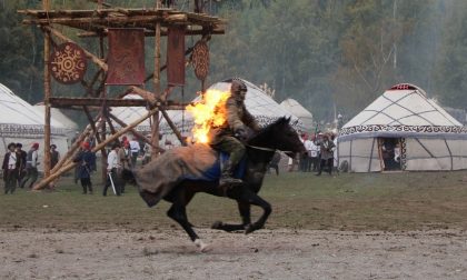 Benvenuti alle Olimpiadi dei nomadi tra lotte a cavallo e capre volanti