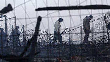 Londra chiude le porte ai migranti Un altro muro si alzerà a Calais