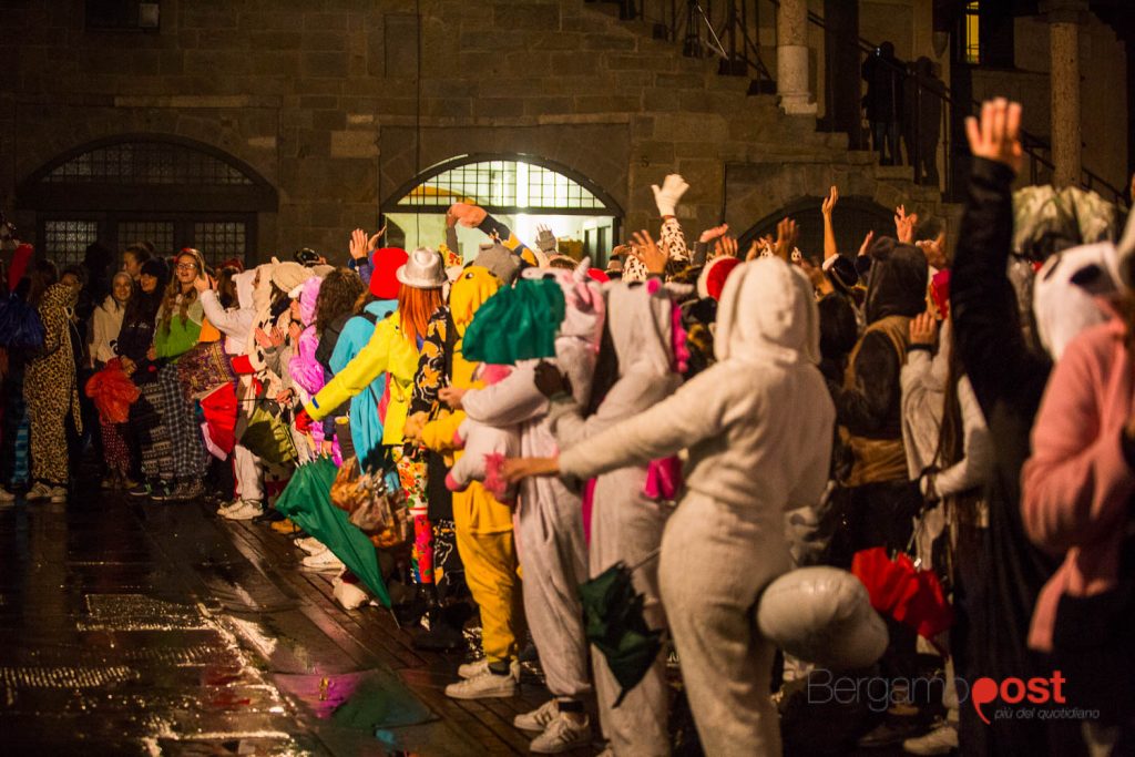 mika-pigiama-party-50