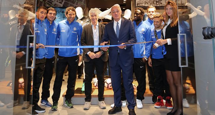 Passione nerazzurra in centro Dentro al nuovo Atalanta Store
