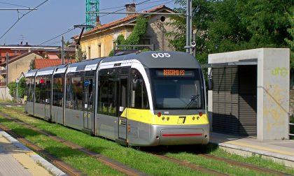 Autista del tram preso a calci e pugni per aver chiesto di indossare la mascherina