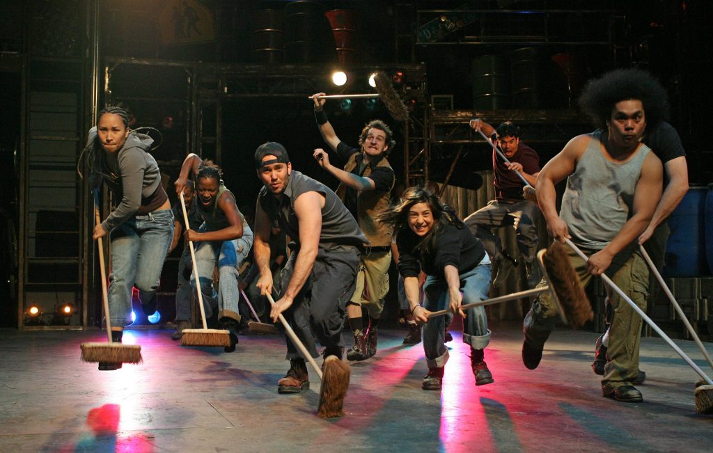 Musica e danza da bidoni e scope Stomp, il lato rock degli oggetti