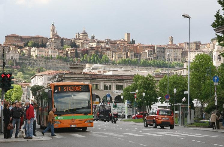 La strana storia dei bus cittadini che non salgono più in Città Alta