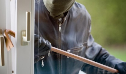 Ladri in azione ad Almè: forzano una porta finestra, ma il proprietario li mette in fuga