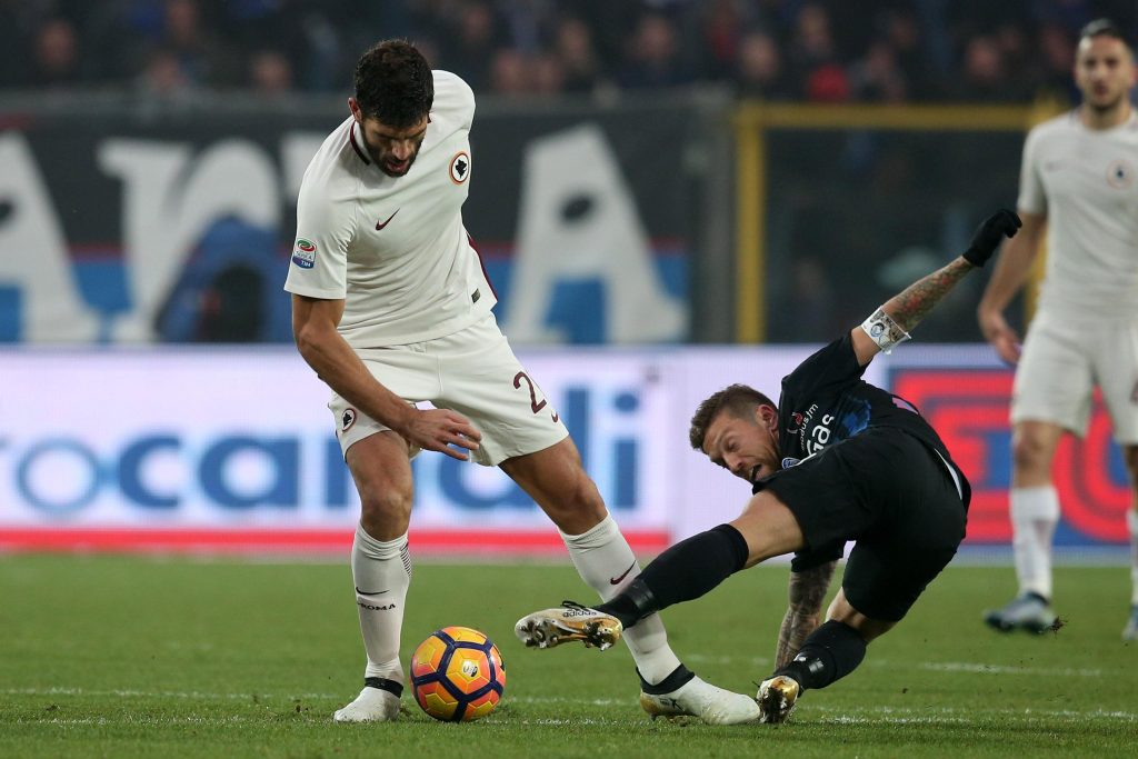 Atalanta's Alejandro Gomez (R) and Roma's Federico Fazio in action during the Italian Serie A soccer match Atalanta BC vs AS Roma at Atleti Azzurri d'Italia stadium in Bergamo, Italy, 20 November 2016. ANSA/PAOLO MAGNI