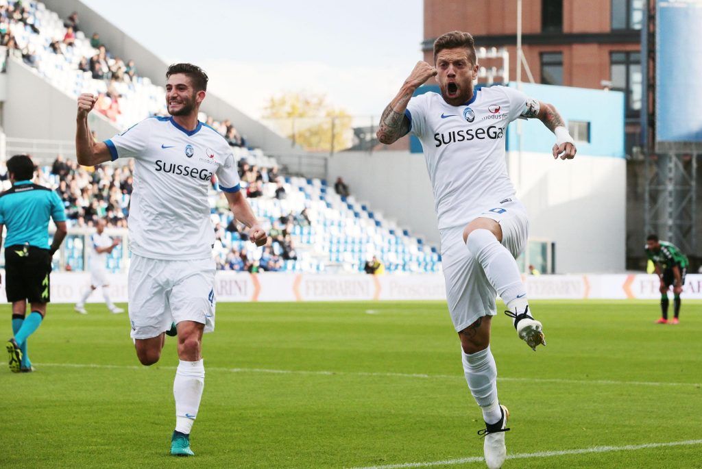 Atalanta's Alejandro Gomez (R) jubilates with his teammates after scoring the goal during the Italian Serie A soccer match US Sassuolo vs Atalanta at Mapei Stadium in Reggio Emilia,Italy, 6 November 2016. ANSA/ELISABETTA BARACCHI