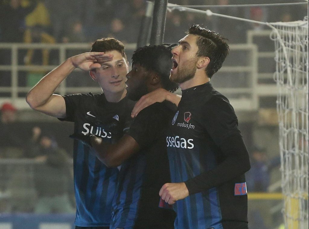 Atalanta's Franck Kessie (C) jubilates with his teammates after scoring the goal during the Italian Serie A soccer match Atalanta BC vs AS Roma at Atleti Azzurri d'Italia stadium in Bergamo, Italy, 20 November 2016. ANSA/PAOLO MAGNI