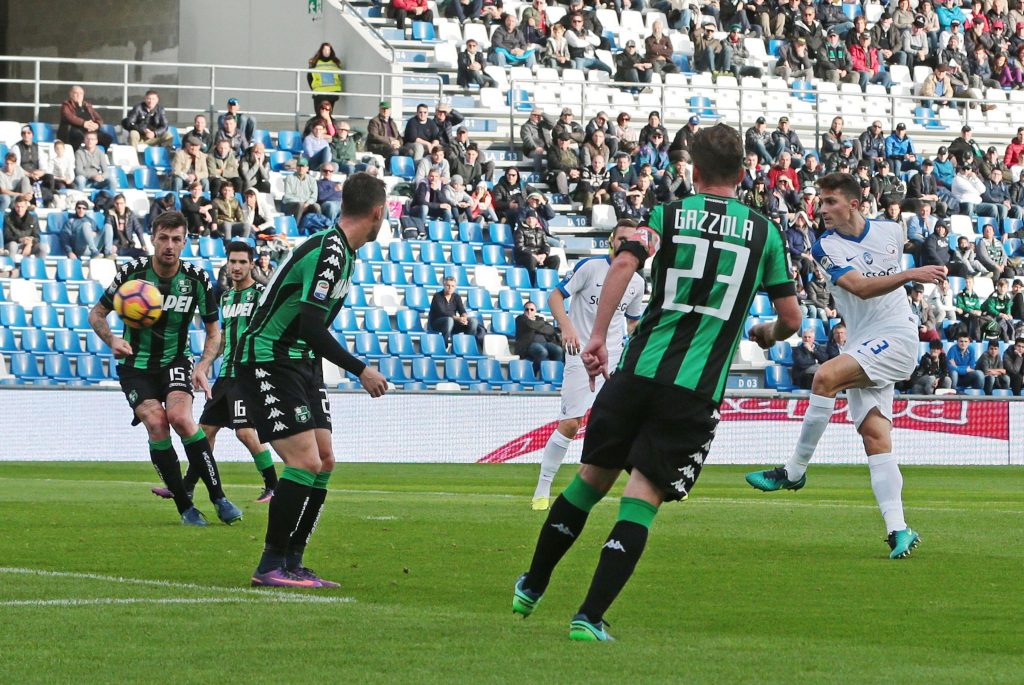 Atalanta's Mattia Caldara scores the goal ( 0-2 ) during the Italian Serie A soccer match US Sassuolo vs Atalanta at Mapei Stadium in Reggio Emilia,Italy, 6 November 2016.ANSA/ELISABETTA BARACCHI