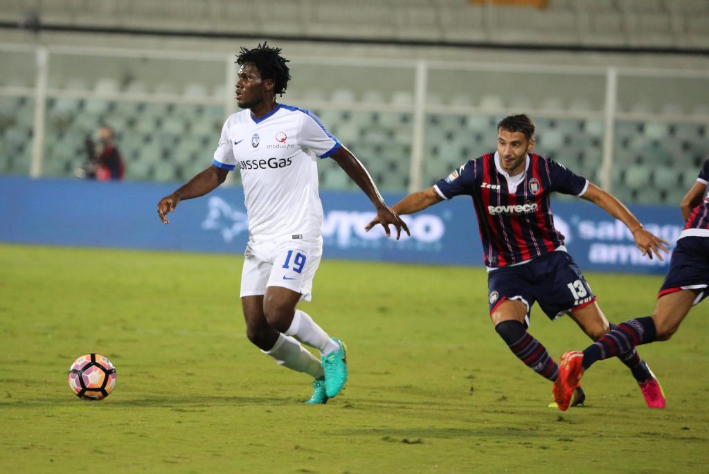 Crotone's Gian Marco Ferrari. (R) and Atalanta's Franck Kessie. (L) in action during the Italian Serie A soccer match FC Crotone vs Atalanta Bergamasca Calcio at Adriatico G. Cornacchia stadium in Pescara, Italy, 26 September 2016. ANSA/CLAUDIO LATTANZIO