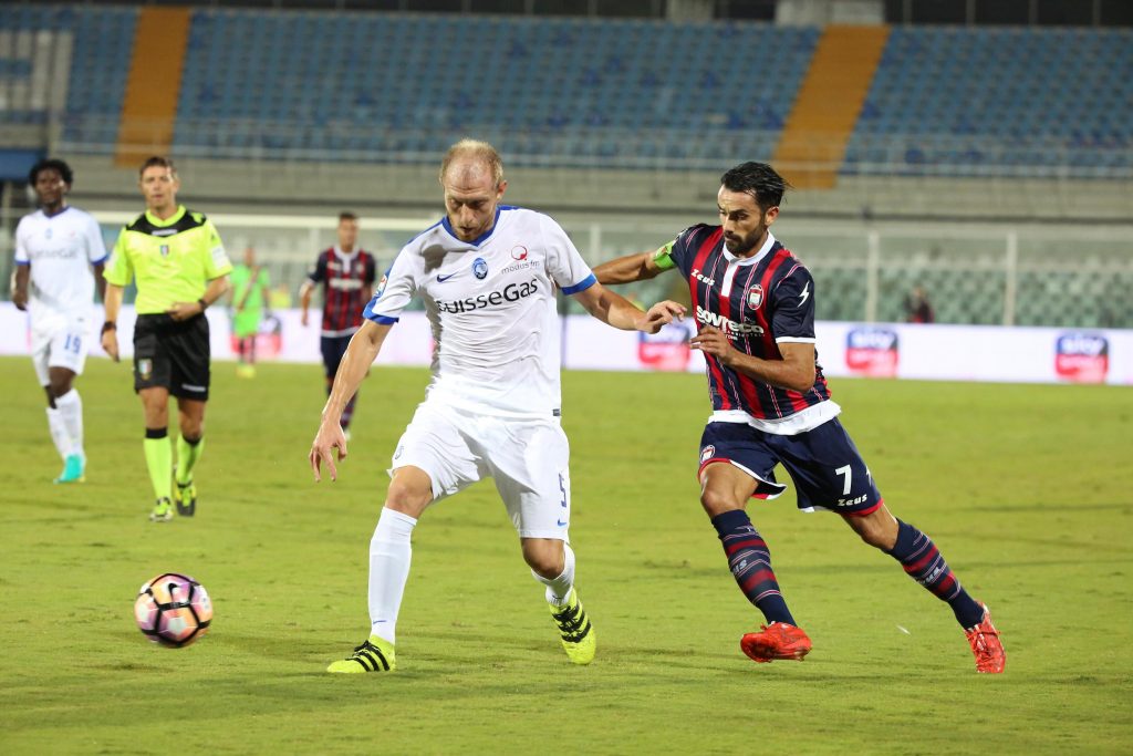 Crotone's Raffaele Palladino (R) and Atalanta's Andrea Masiello (L) in action during the Italian Serie A soccer match FC Crotone vs Atalanta Bergamasca Calcio at Adriatico G. Cornacchia stadium in Pescara, Italy, 26 September 2016. ANSA/CLAUDIO LATTANZIO