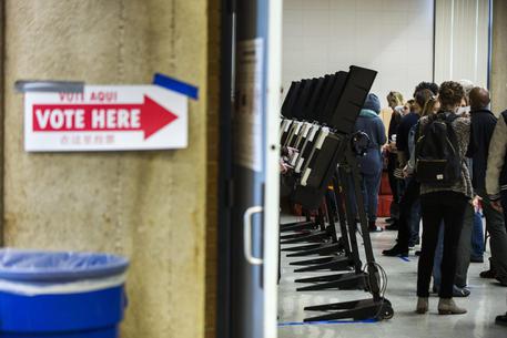 epa05608354 Residents of Washington, DC line-up to cast their ballots during early voting in the 2016 presidential election at the Chevy Chase Community Center in Washington, DC, USA, 29 October 2016. Election Day for the long fought presidential race between Democratic nominee Hillary Clinton and Republican nominee Donald Trump is 08 November 2016. EPA/JIM LO SCALZO