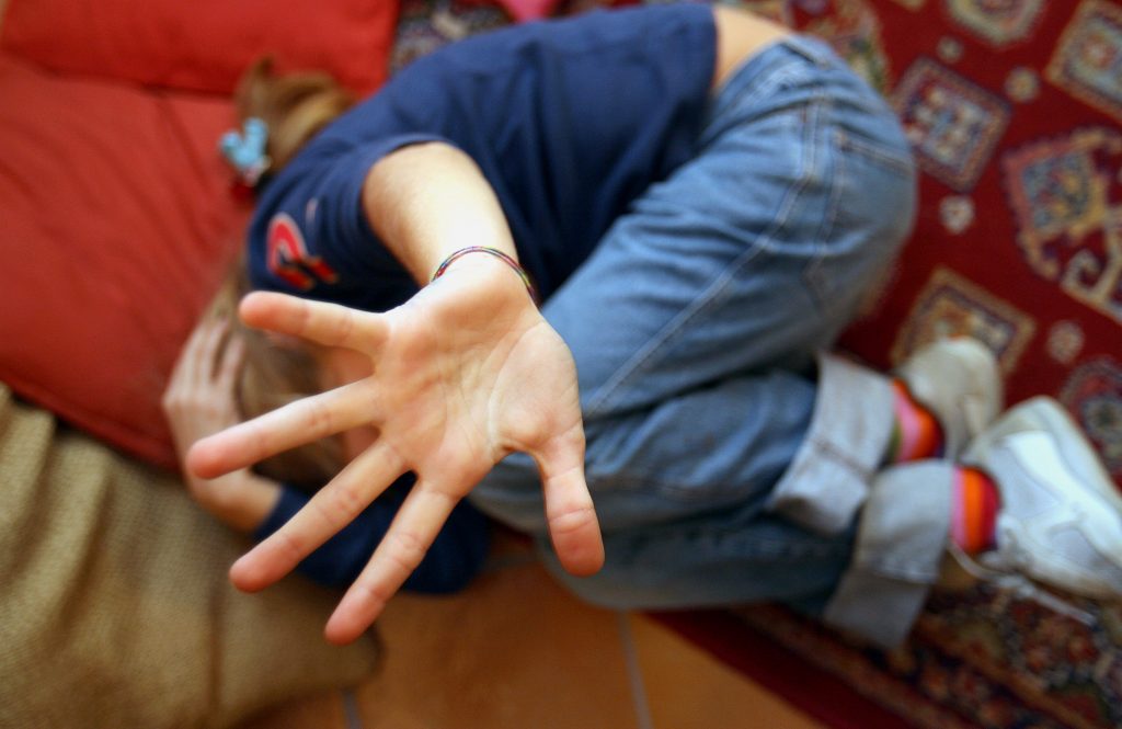 Allarme maltrattamenti bambini in famiglia: la denuncia della Fondazione Cesvi