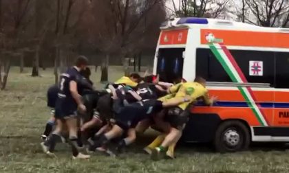 Ambulanza impantanata sul campo Le squadre di rugby la portano fuori