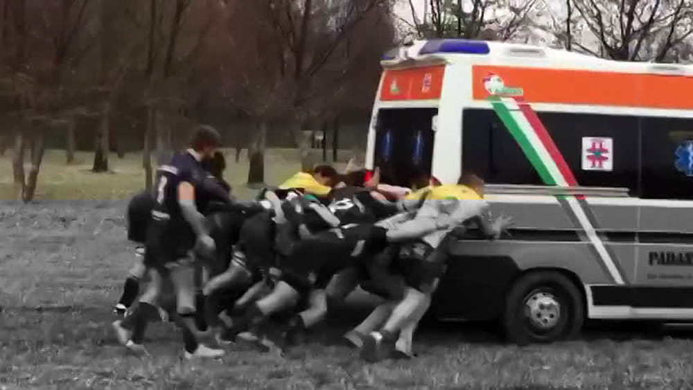 Ambulanza impantanata sul campo Le squadre di rugby la portano fuori