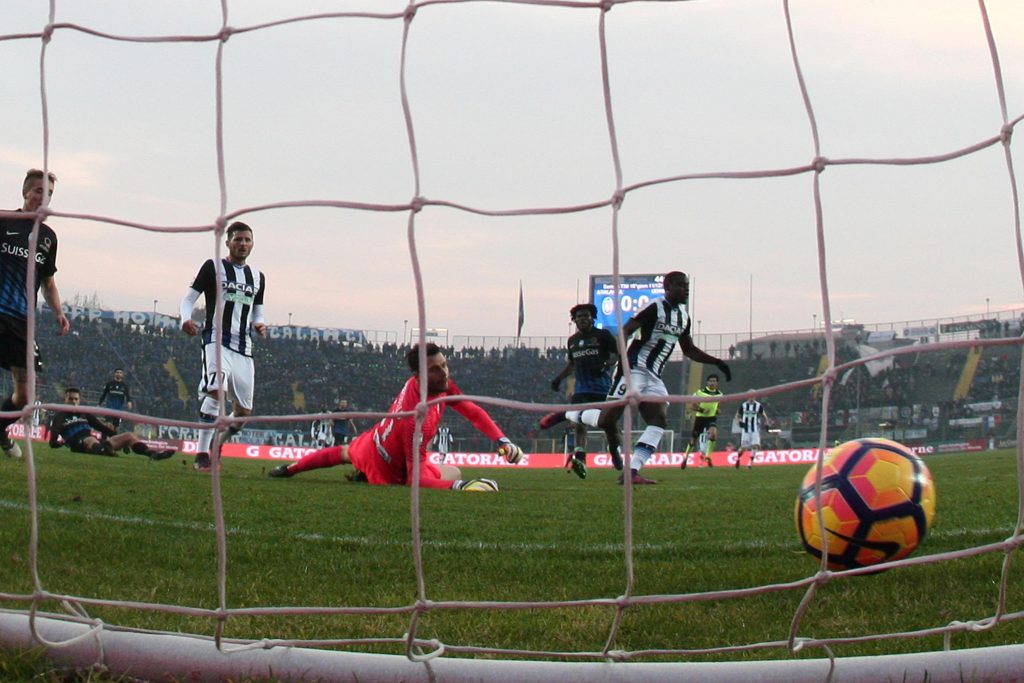 Udinese's forward Duvan Zapata scores the 0-1 goal during the Italian Serie A soccer match Atalanta vs Roma at Stadio Atleti Azzurri d'Italia in Bergamo, Italy, 11 December 2016. ANSA/PAOLO MAGNI