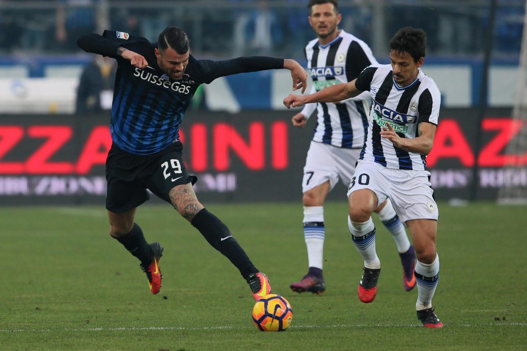 Atalanta's Andrea Petagna (l) and Udinese's defender Felipe during the Italian Serie A soccer match Atalanta vs Roma at Stadio Atleti Azzurri d'Italia in Bergamo, Italy, 11 December 2016.  ANSA/PAOLO MAGNI