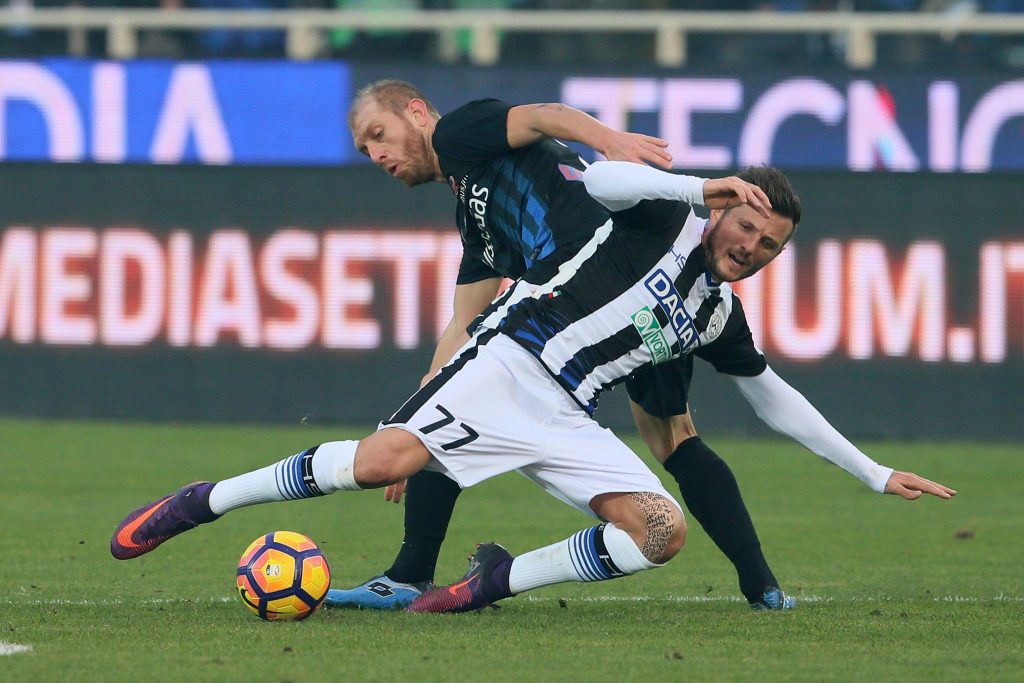 Atalantas Andrea Masiello (L) and Udinese's forward Cyril Thereau during the Italian Serie A soccer match Atalanta vs Roma at Stadio Atleti Azzurri d'Italia in Bergamo, Italy, 11 December 2016.  ANSA/PAOLO MAGNI