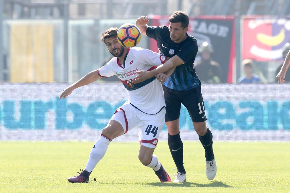 Atalanta's Remo Freuler (R) and Genoa's midfielder Miguel Veloso during the Italian Serie A soccer match Atalanta vs Genoa at Stadio Atleti Azzurri d'Italia in Bergamo, Italy, 30 October 2016. ANSA/PAOLO MAGNI