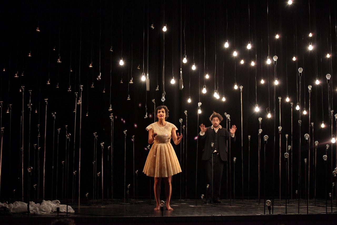 Tripudio di lampadine in Città Alta Il teatro-circo in scena al Sociale