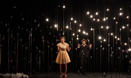 Tripudio di lampadine in Città Alta Il teatro-circo in scena al Sociale