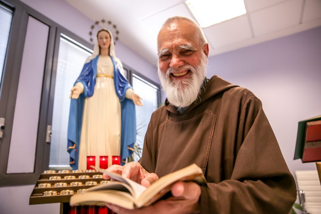 Fra Aquilino, l’ultimo saluto al cappellano dell’ospedale di Bergamo durante il Covid