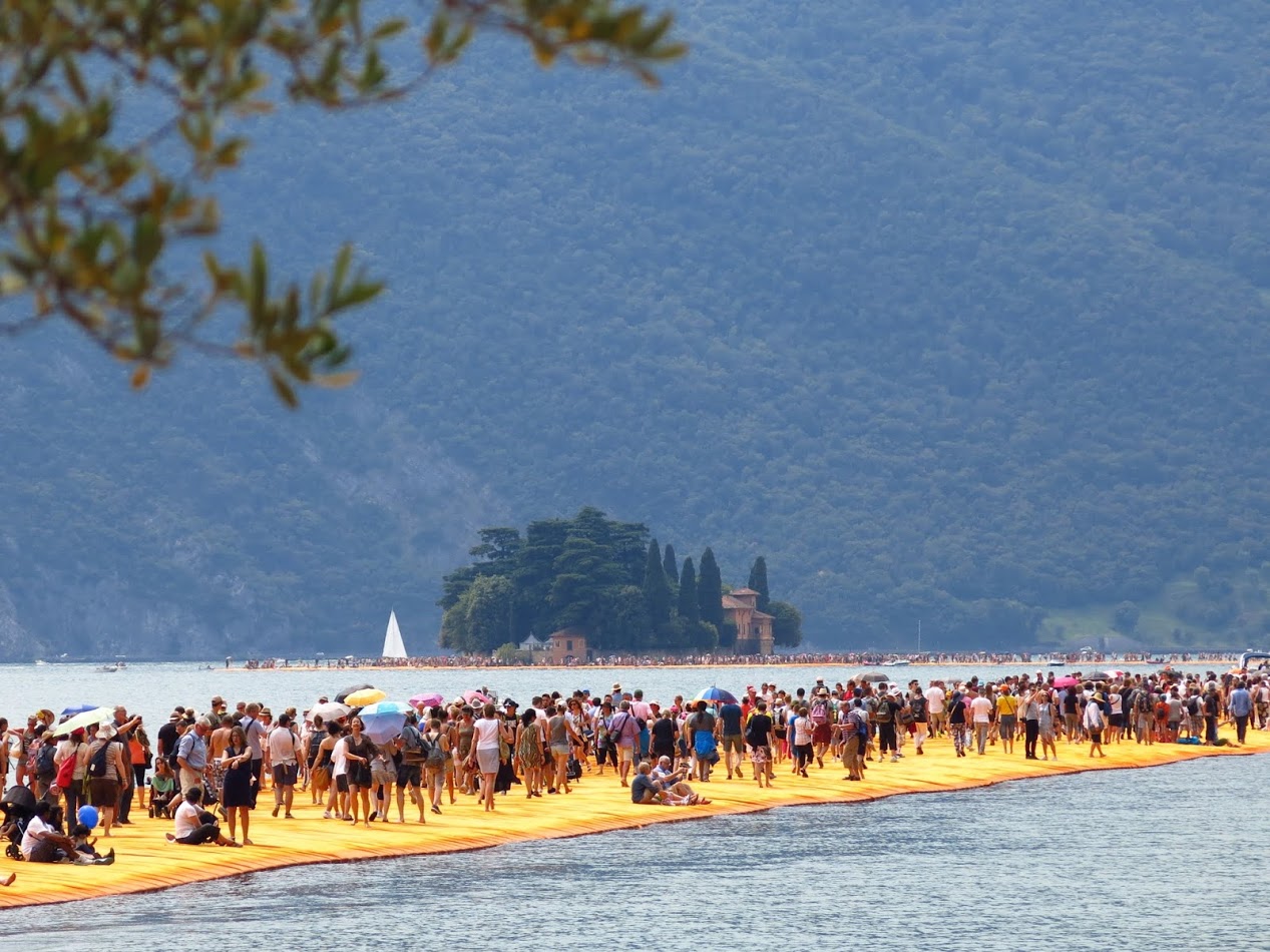 New York Times, sul podio del 2016 c’è la passerella di Christo sull’Iseo