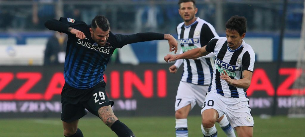 Atalanta's Andrea Petagna (l) and Udinese's defender Felipe during the Italian Serie A soccer match Atalanta vs Roma at Stadio Atleti Azzurri d'Italia in Bergamo, Italy, 11 December 2016.  ANSA/PAOLO MAGNI