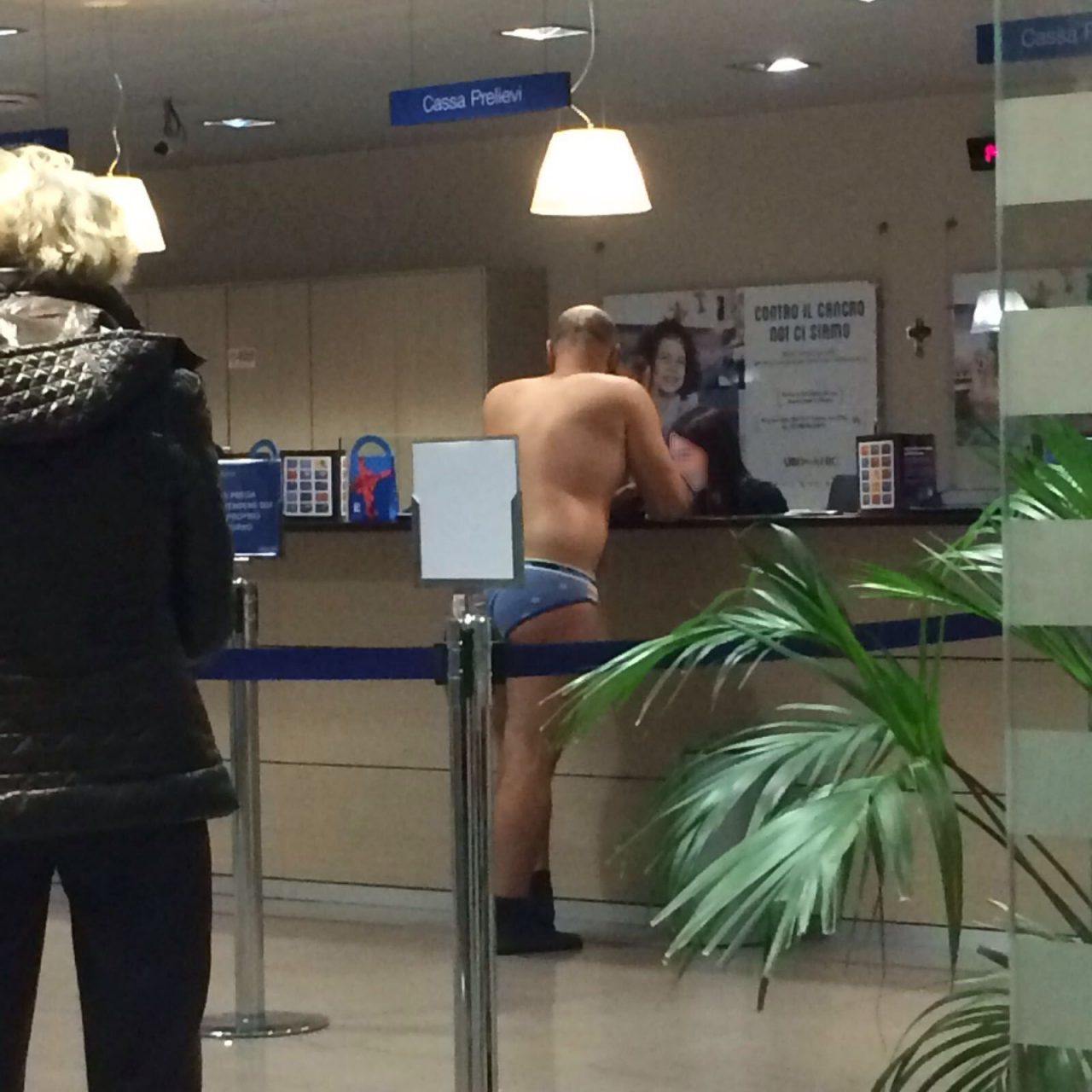 Metal detector troppo pignolo Si spoglia: in banca in mutande