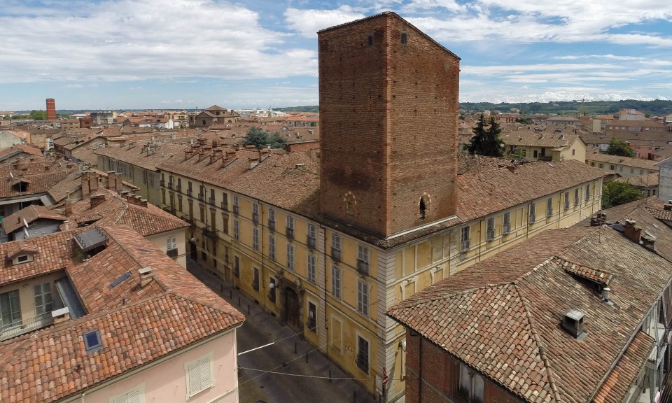 La torre dei Lombriasco ad Asti (che ispirò il deposito di Paperone)