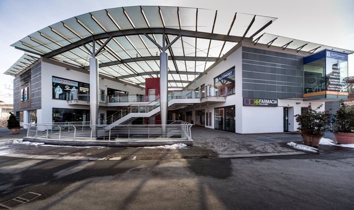 Fanno pipì in testa ai passanti Rissa al centro commerciale