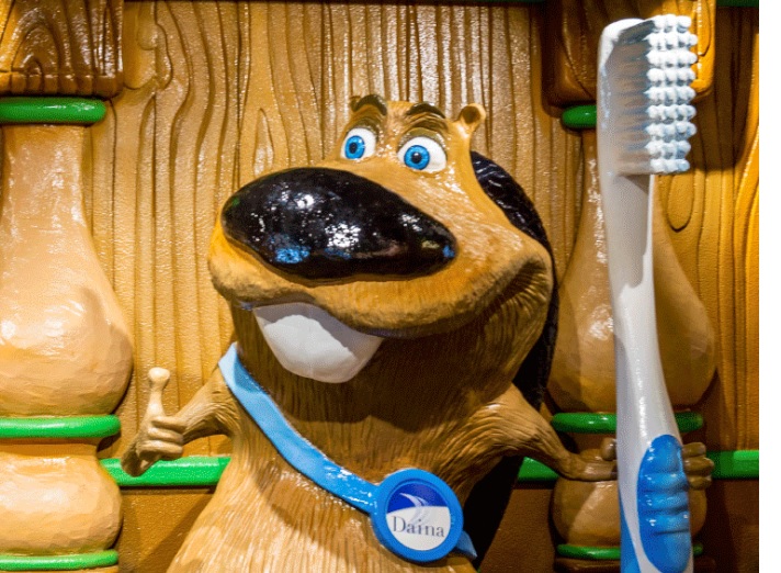 Un dentista che sembra Gardaland La Disney Pixar a fianco dei bambini