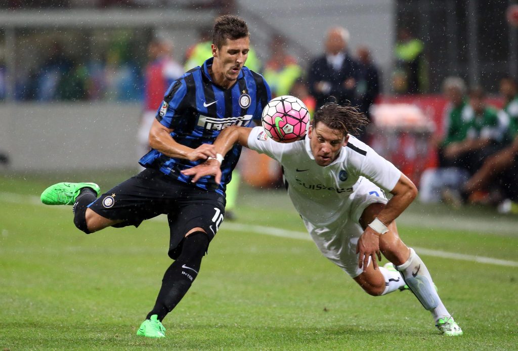 Fc Inter forward Stevan Jovetic (left) vies for the ball with Atalanta defender Guglielmo Stendardo during the Italian Serie A soccer match between Fc Inter and Atalanta at Giuseppe Meazza stadium in Milan, 23 august 2015. ANSA / MATTEO BAZZI