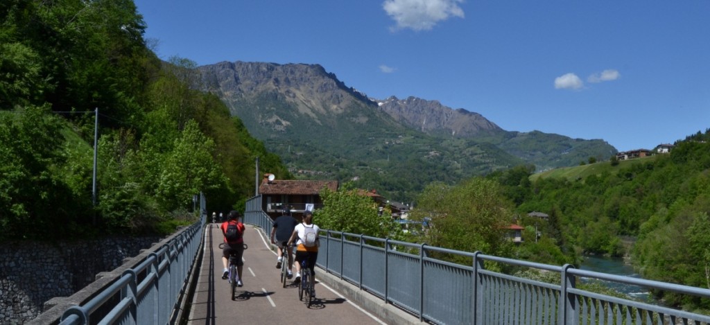 Dalla città a Piazza Brembana in bici La ciclabile «lunga» non è un sogno